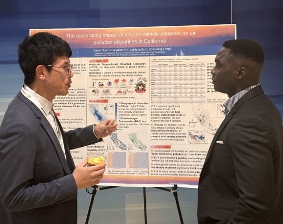 Jiaxun talks with an attendee about his poster.